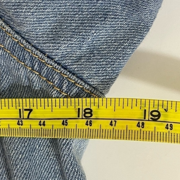 Forever 21 sz sm denim jacket lighter blue with some fabric distressing - Picture 4 of 11